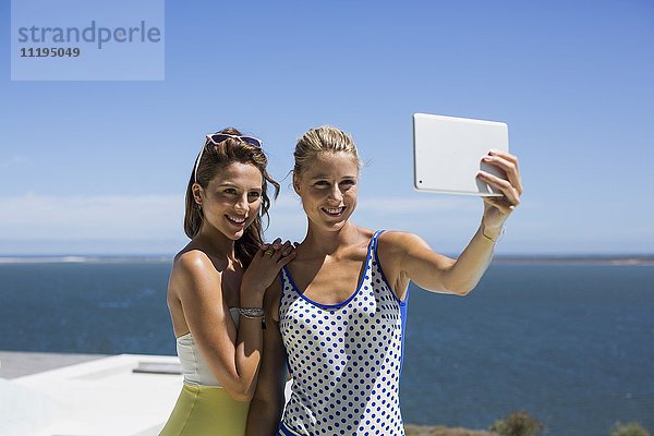 Weibliche Freunde  die Selfie für sich selbst mit einem digitalen Tablett nehmen