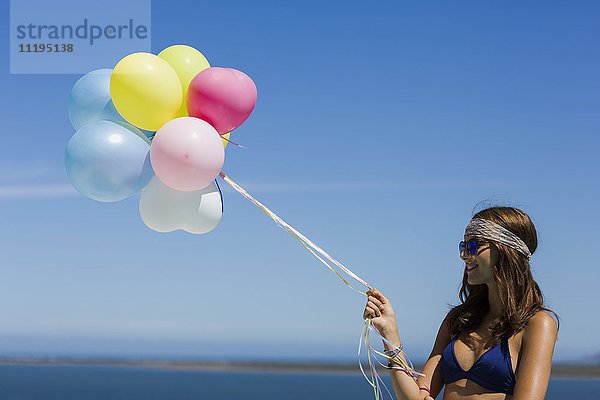 Nahaufnahme einer glücklichen Frau mit Luftballons