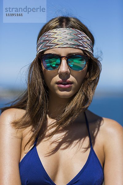 Porträt einer schönen Frau mit Kopftuch und Sonnenbrille