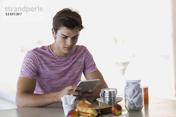 Nahaufnahme eines jungen Mannes mit einem digitalen Tablett