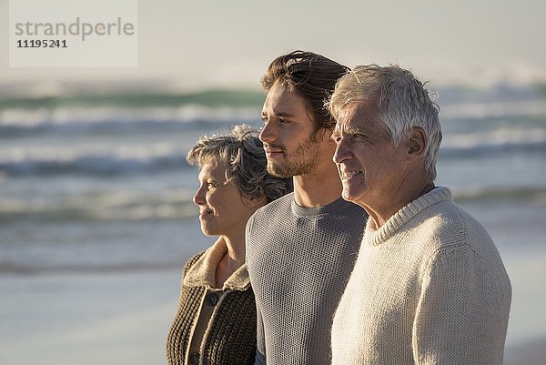 Glückliche Familie am Strand stehend