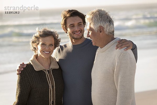 Glückliche Familie am Strand stehend