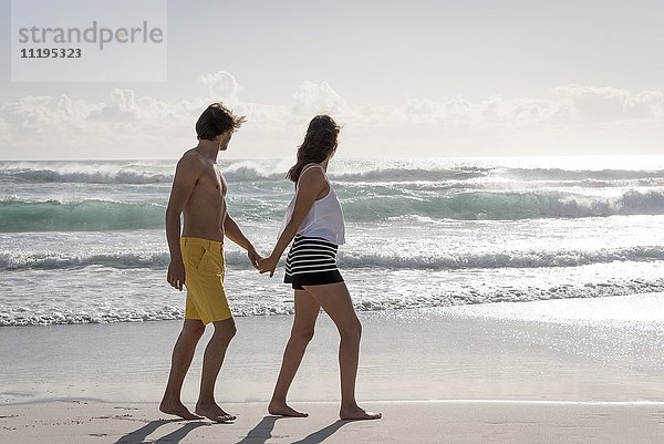 Junges Paar mit Blick auf den Strand