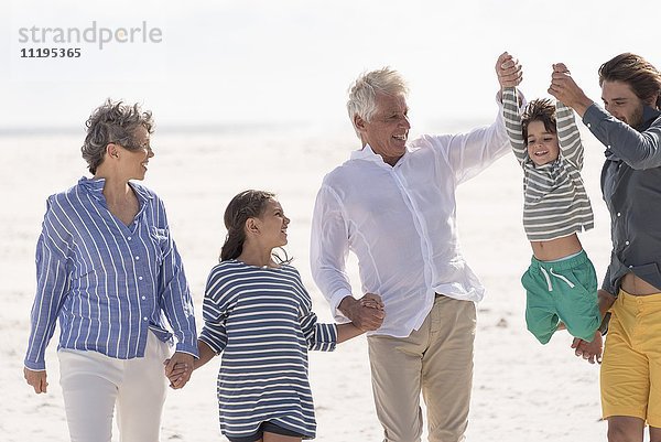 Glückliche Mehrgenerationen-Familie am Strand