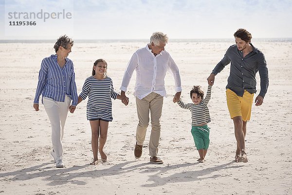 Fröhliche Mehrgenerationen-Familienwanderung am Strand