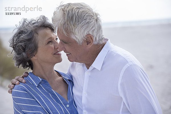 Romantisches Seniorenpaar am Strand stehend