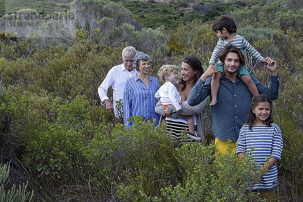 Glückliche Mehrgenerationen-Familie beim Wandern in der Landschaft