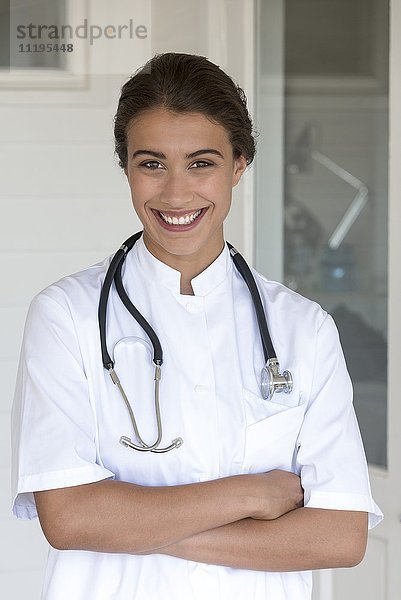 Porträt einer glücklichen Ärztin mit Stethoskop
