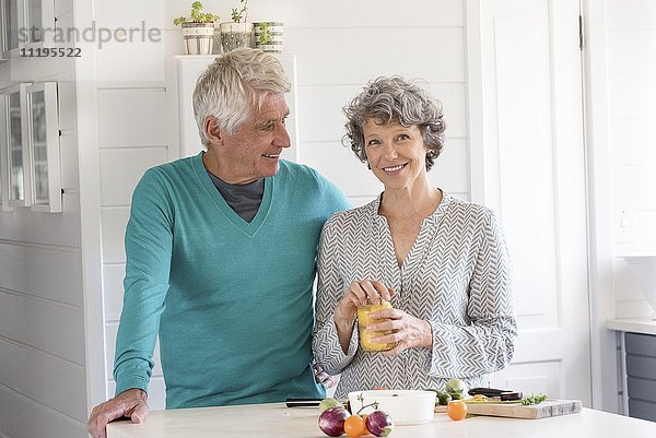 Fröhliches Seniorenpaar bei der Zubereitung des Essens in der Küche
