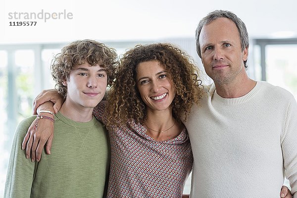 Porträt einer glücklichen Familie  die zu Hause lächelt
