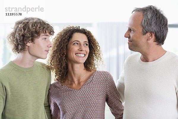 Porträt einer glücklichen Familie  die zu Hause lächelt