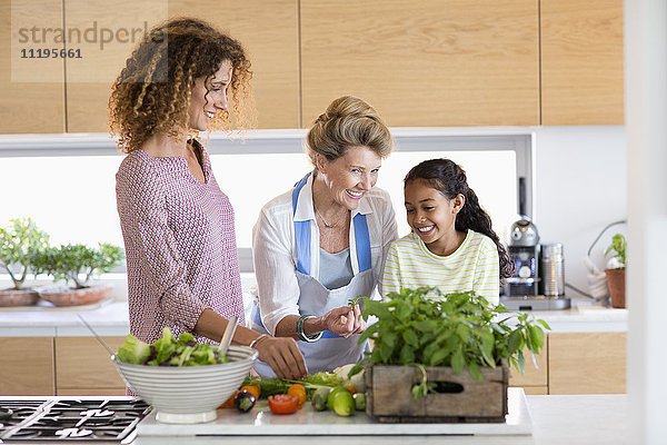 Seniorin mit Tochter und Enkelin in der Küche