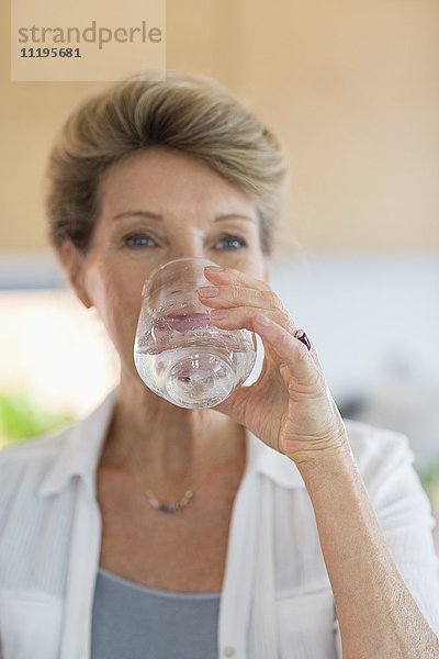 Seniorin beim Trinken eines Glases Wasser