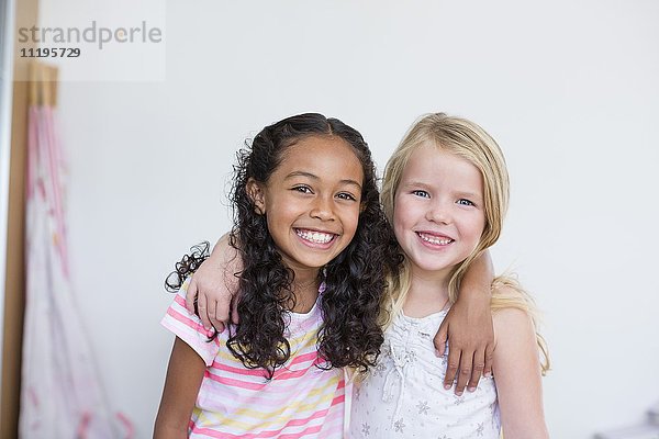Porträt zweier kleiner Mädchen lächelnd
