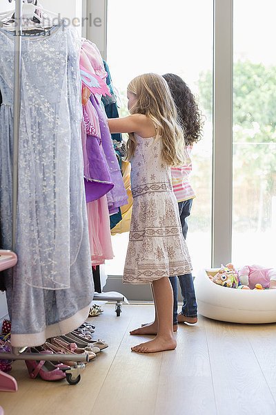 Zwei kleine Mädchen beim Einkaufen im Bekleidungsgeschäft