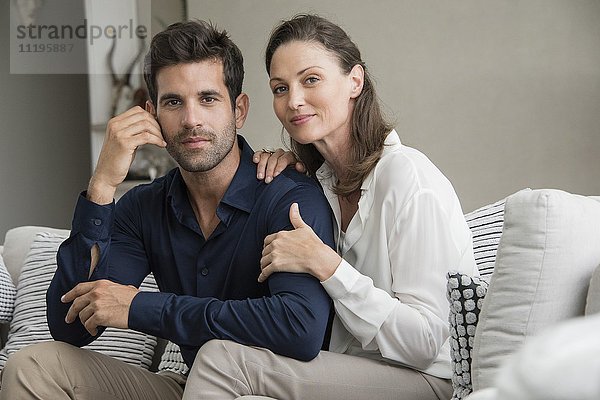 Portrait eines glücklichen Paares auf einer Couch sitzend