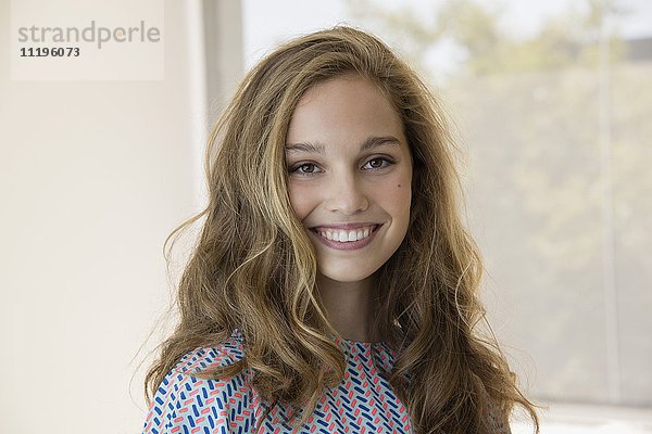 Porträt eines lächelnden Teenagermädchens