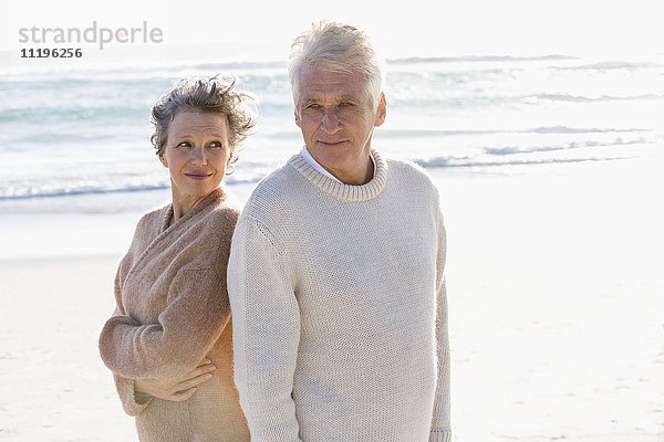 Altes Paar am Strand stehend