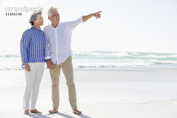 Frau mit ihrem Mann am Strand stehend