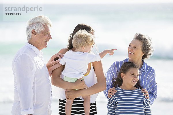 Mehrgenerationen-Familie am Strand stehend