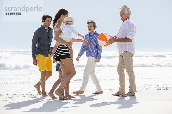 Mehrgenerationen-Familie genießt am Strand