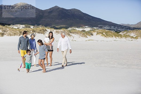 Glückliche Familie beim Spaziergang am Strand