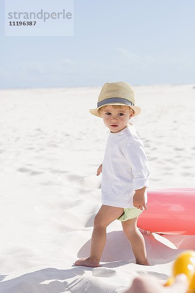 Porträt eines am Strand stehenden Jungen