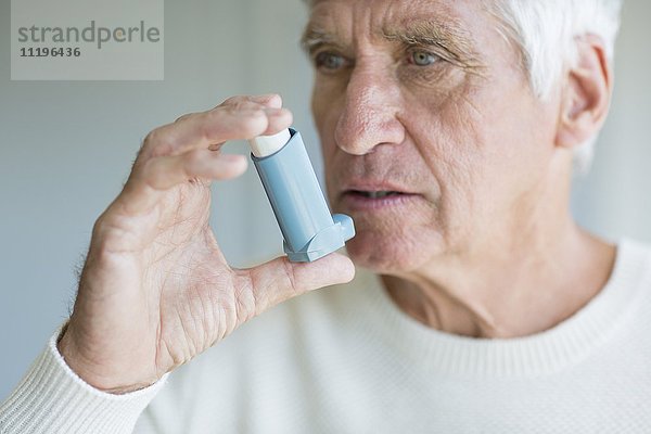Nahaufnahme eines älteren Mannes mit Inhalator