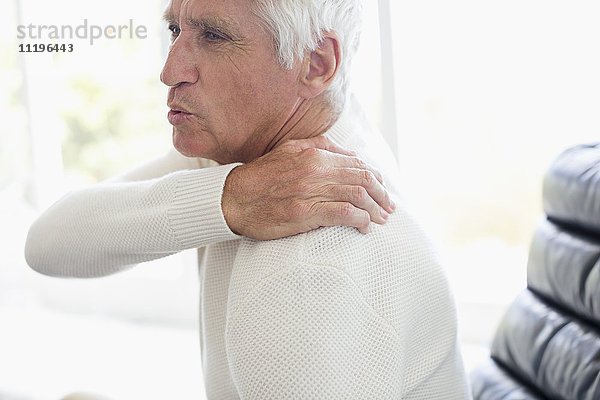 Nahaufnahme eines älteren Mannes mit Rückenschmerzen