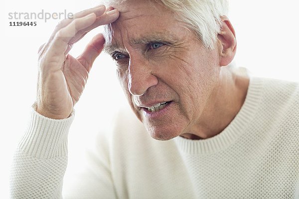 Nahaufnahme eines älteren Mannes mit Kopfschmerzen