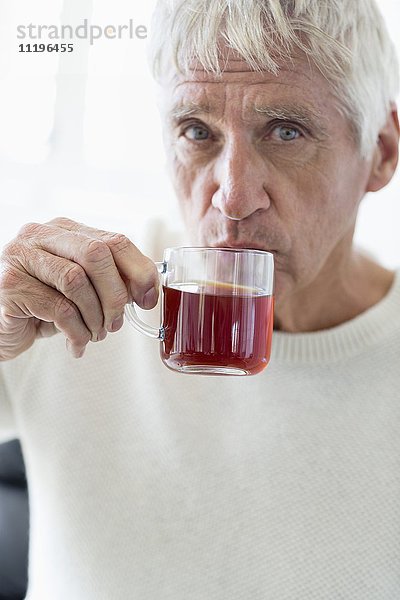 Senior Mann genießt Tasse grünen Tee