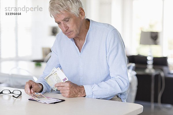 Senior Mann Zählen Währung Note Sohn Tabelle