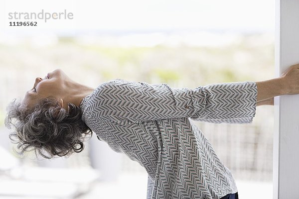 Seitenprofil einer reifen Frau beim Training