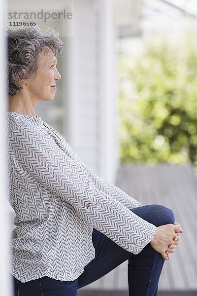 Nahaufnahme einer Frau  die ihr Bein streckt