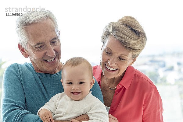 Glückliche Großeltern mit Baby-Enkelin