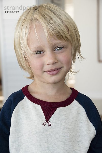 Porträt eines glücklichen kleinen Jungen
