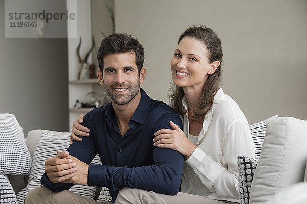 Portrait eines glücklichen Paares auf einer Couch sitzend