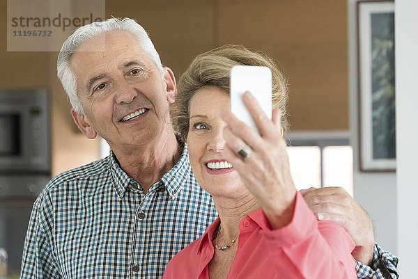 Glückliches älteres Paar  das Selfie mit Fotohandy nimmt