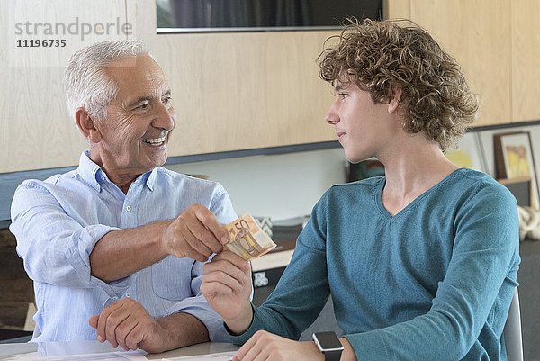 Großvater schenkt Teenager-Enkel Taschengeld
