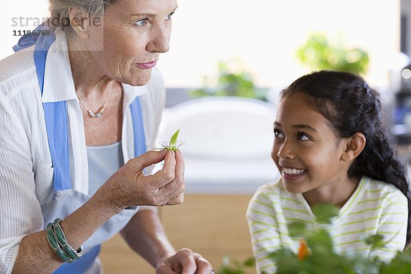 Glückliche Seniorin mit Enkelin in der Küche