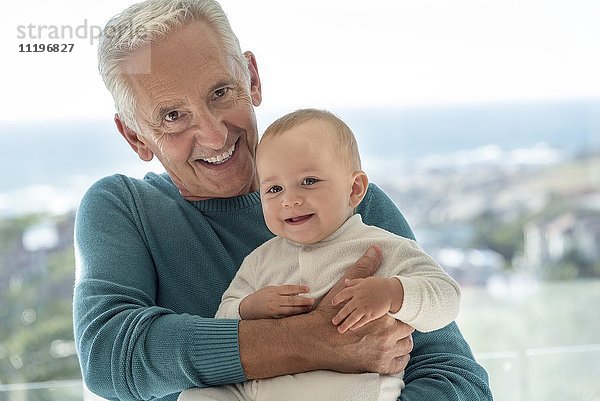 Porträt eines glücklichen Großvaters mit kleiner Enkelin