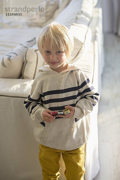 Porträt eines Jungen mit Spielzeugautos