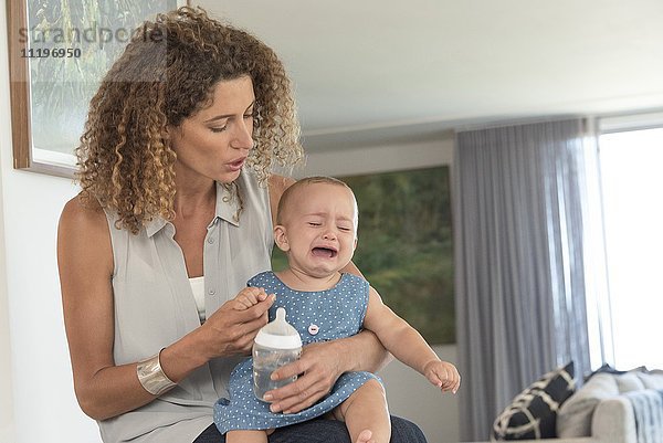 Nahaufnahme einer Mutter  die ihr weinendes Baby tröstet