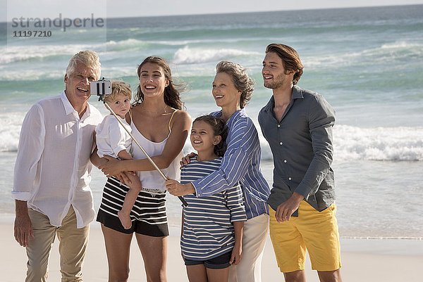 Fröhliche Mehrgenerationen-Familie  die sich zusammen am Strand aufhält