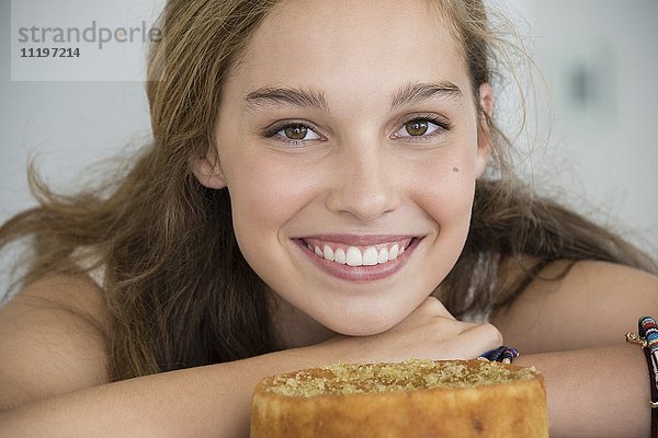 Porträt eines fröhlichen Mädchens mit Kuchen