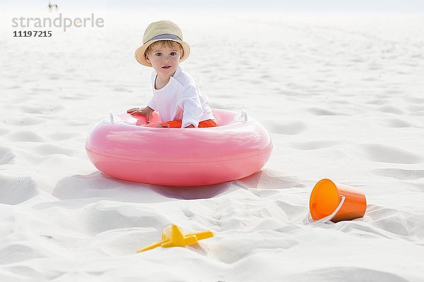 Kleiner Junge spielt am Strand