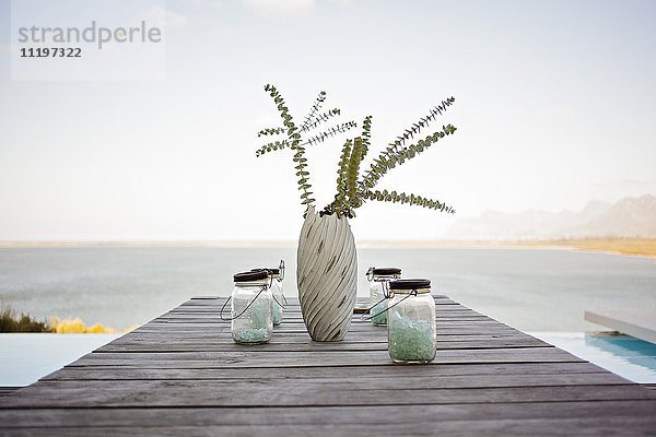 Vase auf Tisch im Resort am Seeufer