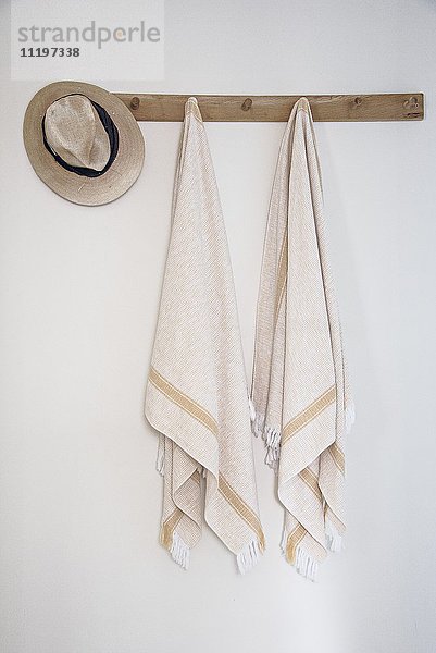 Handtücher hängend an der Wand im Bad