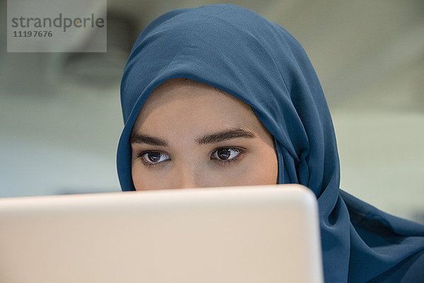 Nahaufnahme einer arabischen Geschäftsfrau am Laptop