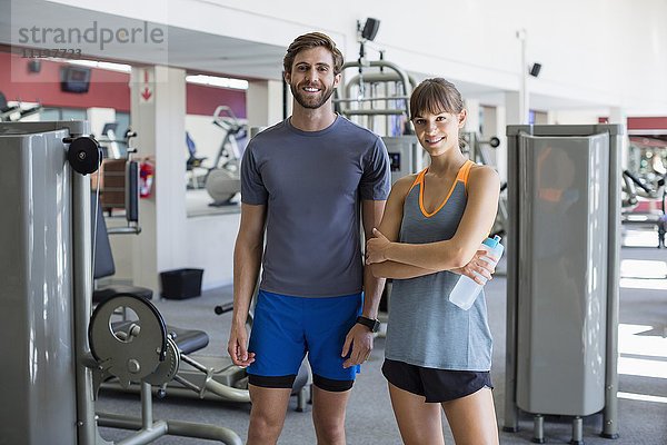 Porträt eines glücklichen Paares im Fitness-Club